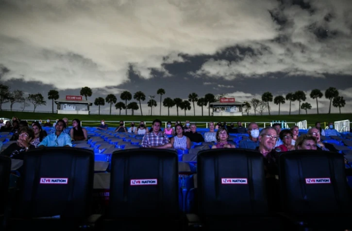 Des spectateurs assistent à l'opéra "La Bohème" à Palm Beach, en Floride, le 19 février 2021
