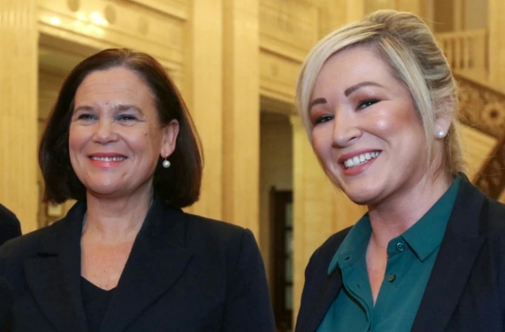 La future Première ministre nord-irlandaise et patronne du Sinn Fein nord-irlandais Michelle O'Neill (d.) à côté de la cheffe du Sinn Fein Mary Lou McDonald au parlement de Stormont, le 30 janvier 2024