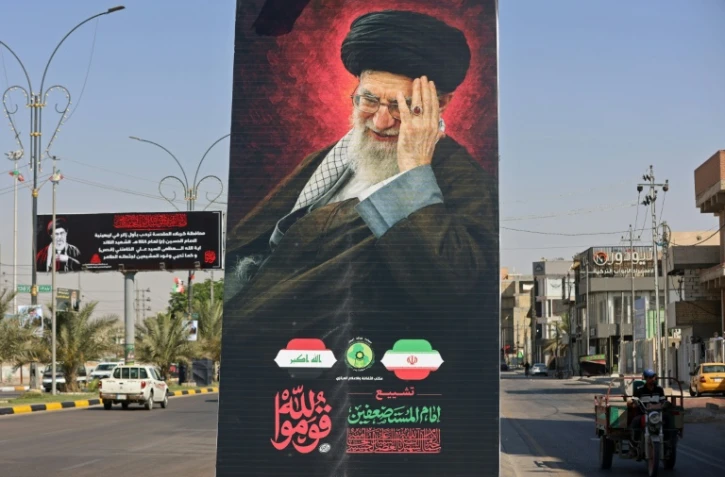 Un portrait du guide suprĂȘme iranien dĂ©funt Ali Khamenei, Ă la veille de son cortĂšge funĂšbre dans la ville sainte de Kerbala, le 7 juillet 2026 en Irak