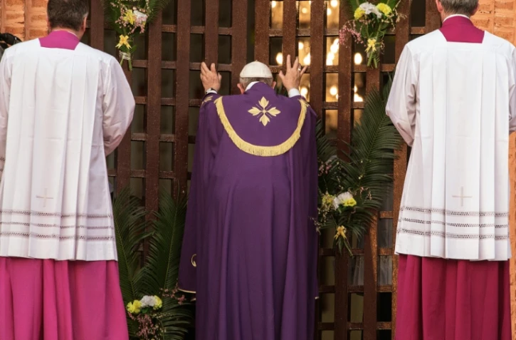 Le pape François ouvre la "porte sainte" de la cathédrale de Bangui, le 29 novembre 2015