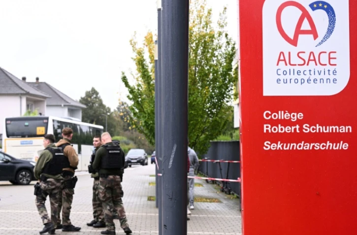Gendarmes à l'entrée du collège Robert Schuman, à Benfeld (Bas-Rhin), le 24 septembre 2025