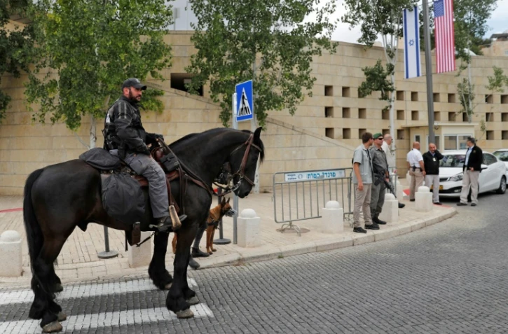 Un membre des forces de sécurité israéliennes devant le consulat américain à Jérusalem qui va accueillir l'ambassade. Photo prise le 13 mai 2018, la veille de l'inauguration de l'ambassade
