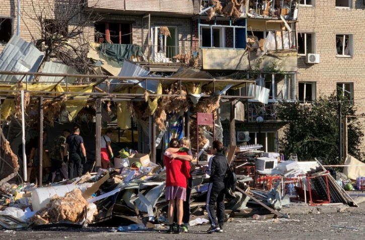 Un immeuble résidentiel lourdement endommagé par des frappes russes à Zaporijjia, grande ville du sud de l'Ukraine, le 30 août 2025
