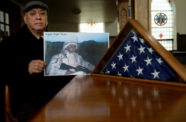 Miguel Perez montre la photo de son fils Miguel Perez Jr. aux côtés du drapeau américain le 4 avril 2017 à Chicago