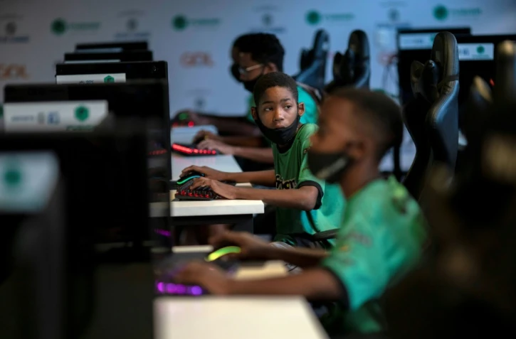 Des enfants jouent à League of Legends (LoL), pendant un cours de tactique de jeu dans les locaux de l'ONG AfroReggae, dans la favela de Vigario Geral, à Rio de Janeiro (Brésil), le 6 mai 2021