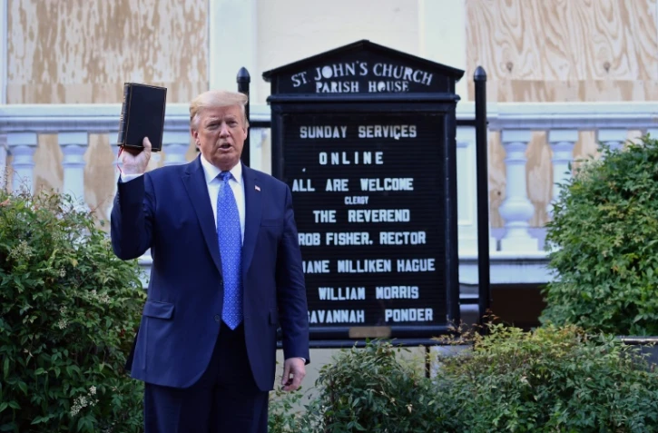 Donald Trump devant l'église St John, près de la Maison Blanche, le 1er juin 2020 à Washington