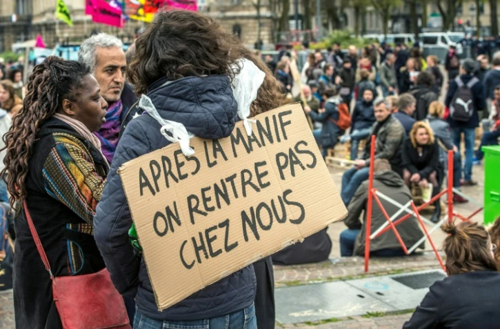 Des participants à la "Nuit Debout" le 9 avril 2016 à Lille