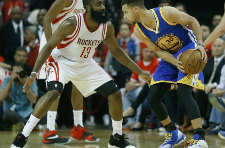 La star de Golden State Stephen Curry (f) face Ă James Harden lors du match contre les Rockets, le 24 avril 2016 Ă Houston