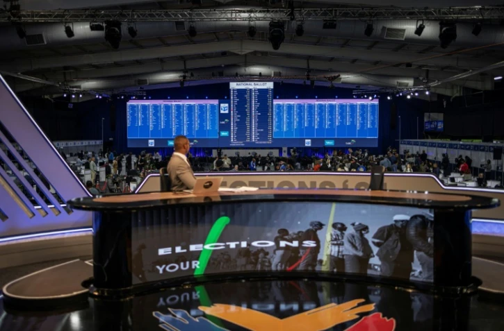 Diffusion en direct les résultats des votes au centre national des résultats de la Commission électorale indépendante (CEI) à Midrand, le 31 mai 2024 en Afrique du Sud