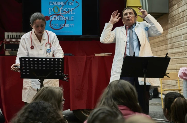 Le poète nivernais Jean Bojko (d) et les membres de la compagnie théâtrale "TéATr'éPROUVèTe" jouent devant les élèves du Collège Giroud de Villette, le 22 mars 2017 à Clamecy