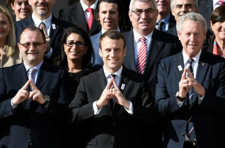 Sous le signe de Paris-2024 à l'Elysée: Emmanuel Macron, entouré de Patrick Baumann et de Guy Drut, le 16 mai 2017