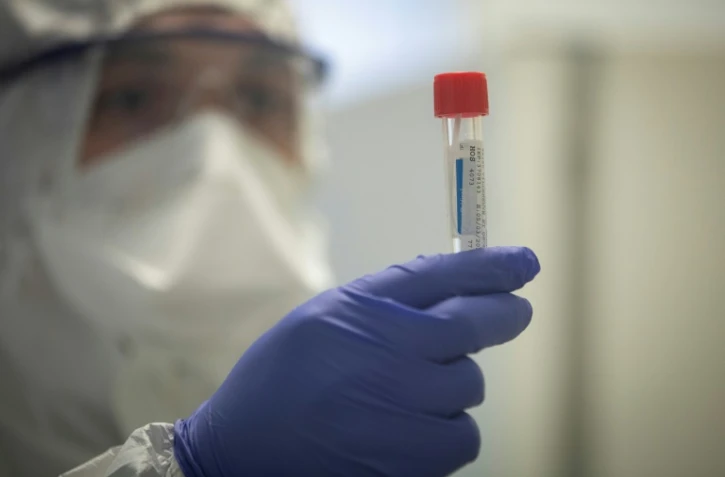 Des tests sur un échantillon potentiellement infecté par Covid-19 à l'hôpital Henri Mondor à Créteil dans le Val-de-Marne, le 6 mars 2020