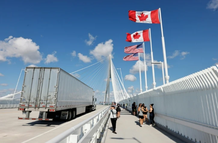Un camion franchit le pont international Gordie Howe entre Windsor (Canada) et Detroit (Etats-Unis), le 6 septembre 2026