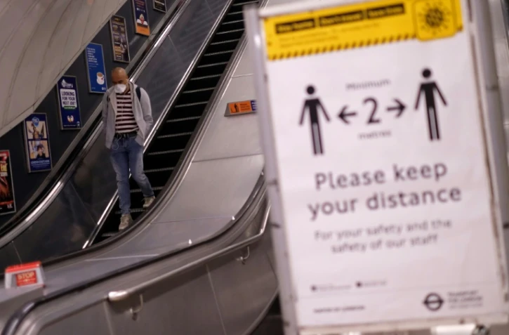 Pancartes pour respecter les distances dans le métro londonien, le 13 mai , 2020