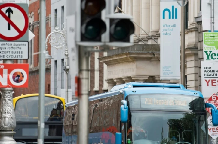 Des affiches pour le "oui" et le "non" avant le référendum sur l'avortement, le 24 mai 2018 à Dublin, en Irlande