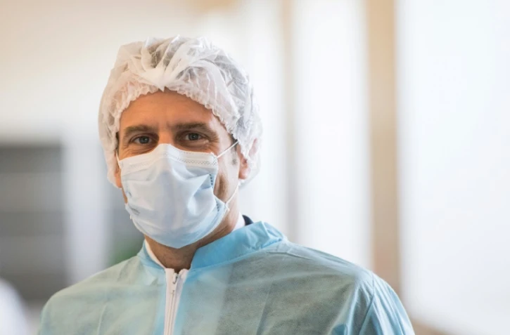 Le président français Emmanuel Macron visitant une usine fabriquant des masques de protection près d'Angers, France, le 31 mars 2020