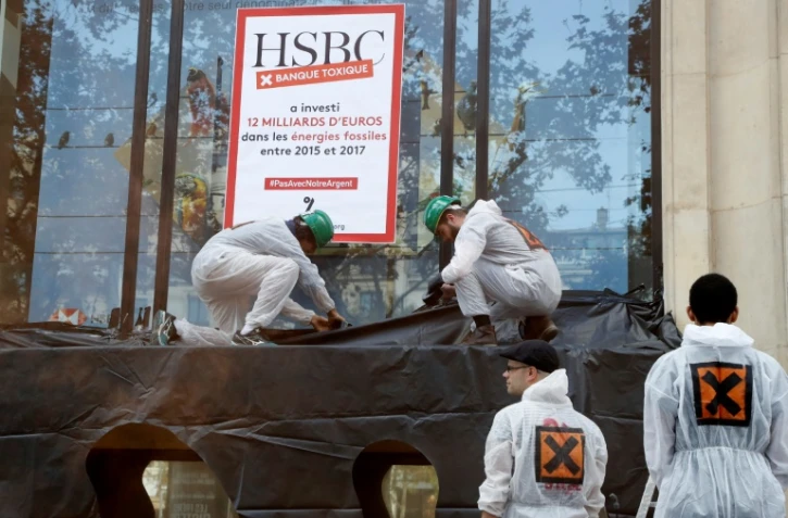 Des militants d'Attac manifestent devant la banque HSBC, sur les Champs-Elysées à Paris, le 15 septembre 2018 