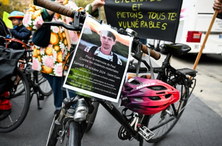 Rassemblement place de La République à Paris, le 19 octobre 2024, pour rendre hommage à Paul, un cycliste de 27 ans mort après avoir été renversé par une voiture au cours de la semaine