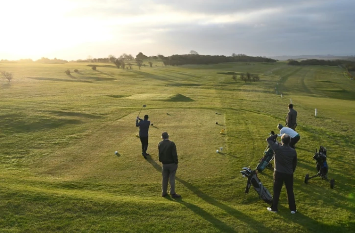 Des joueurs de golf à Brighton, au Royaume-Uni, le 29 mars 2021