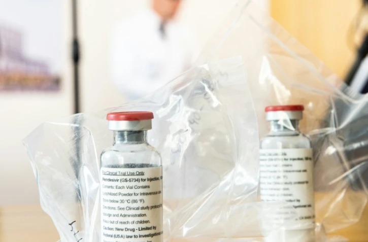 Des fioles de remdesivir lors d'une conférence de presse à Hambourg (Allemagne) le 8 avril 2020