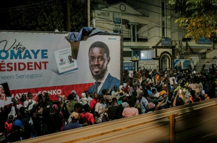 Des partisans de l'opposant antisystème Bassirou Diomaye Faye se rassemblent devant son siège à Dakar le 24 mars 2024