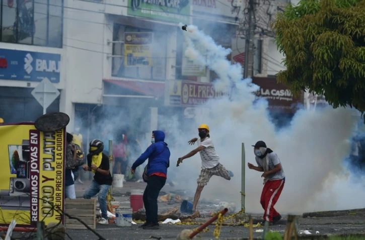 Heurts entre police et manifestants opposés à une réforme fiscale, le 3 mai 2021 à Cali, en Colombie