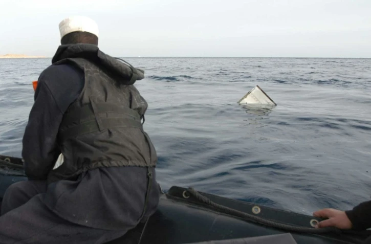 Des équipes de secours à la recherche des débris de l'appareil de Flash Airlines qui s'est abîmé dans la Mer Rouge après son décollage de Charm el-Cheikh en janvier 2004