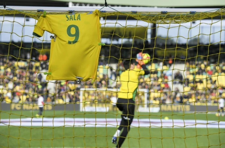 Un maillot floqué Sala accroché au filet d'un but en hommage à l'ancien attaquant nantais, avant le match entre Nantes et Nîmes, le 10 février 2019 à La Beaujoire