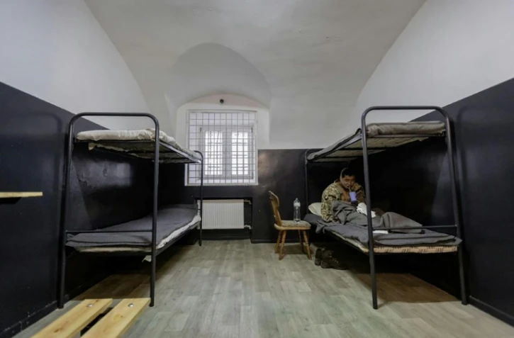 Une photo publiée le 11 janvier 2025 sur le compte Telegram du président ukrainien Volodymyr Zelensky présente un soldat comme un prisonnier nord-coréen détenu par les autorités ukrainiennes dans un lieu non divulgué en Ukraine, après avoir été capturé par l'armée ukrainienne