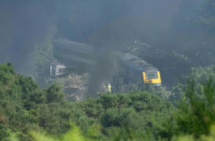 Des services de secours sont sur les lieux du déraillement du train le 12 août 2020, à Stonehaven (nord-est de l'Ecosse)