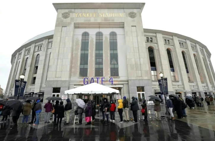 Des résidents du Bronx, quartier de New York très touché par la pandémie, attendent pour se faire vacciner au stade des Yankees, le 5 février 2021