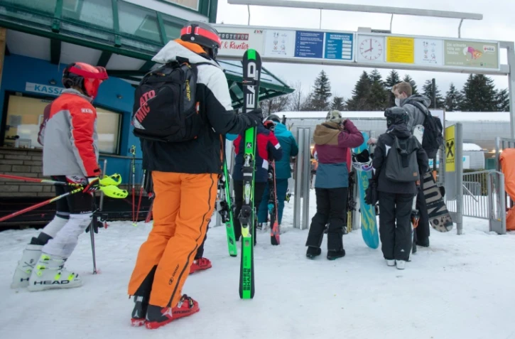 Des skieurs attendent de prendre un télésiège lors de la réouverture des stations de ski, le 24 décembre 2020 à Sommering, en Autriche