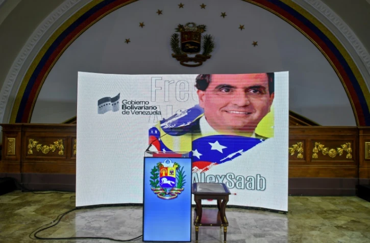 La photo de l'homme d'affaires colombien Alexander Saab, un proche du président vénézuélien Nicolas Maduro, est projetée sur un écran à l'Assemblée nationale à Caracas le 16 octobre 2021, avant une conférence de presse