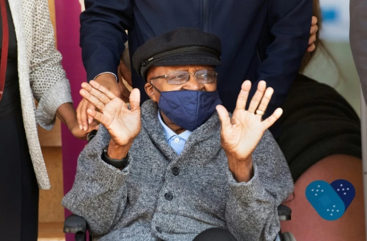 L'ancien archevêque Desmond Tutu à la sortie du Brooklyn Chest Hospital, après avoir été vacciné contre le Covid-19, le 17 mai 2021 au Cap, en Afrique du Sud