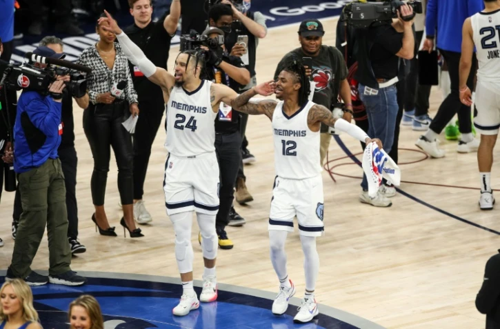 Dillon Brooks (24) et Ja Morant des Memphis Grizzlies après leur qualification pour les demi-finales de Conférence en NBA le 29 aqvril au Target Center à Minneapolis