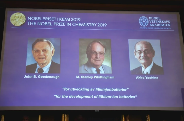 Le prix Nobel de Chimie décerné à l'Américain John Goodenough (g), le Britannique Stanley Whittingham (c) et le Japonais Akira Yoshino pour l'invention des batteries au lithium, le 9 octobre 2019 à Stockholm, en Suède
