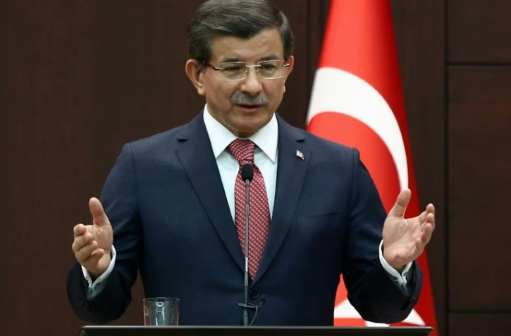 Le Premier ministre turc Ahmet Davutoglu prononce un discours, lors d'une conférence de presse commune avec la chancelière allemande Angela Merkel, à Ankara le 8 février 2016