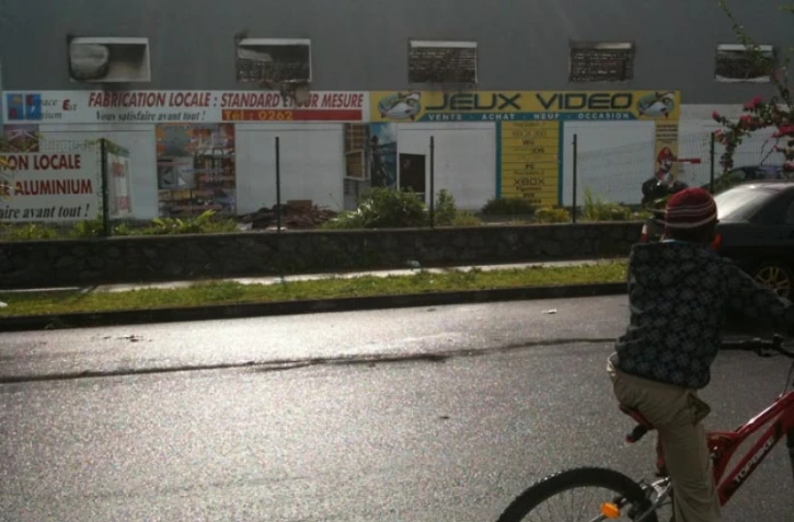 Mercredi 22 décembre 2010: 3 magasins de la ZAC Andropolis, à Saint-André, ont été ravagés par les flammes mardi soir (photo: Mounice Najafaly)