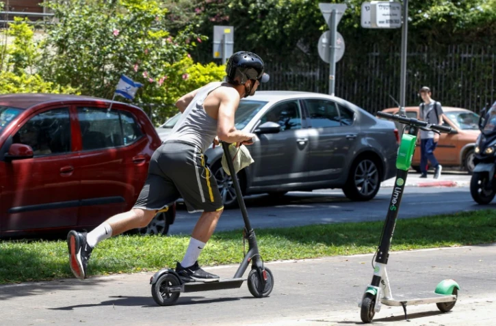 Un homme file sur une trottinette électrique dans une rue de Tel Aviv, le 30 mai 2019