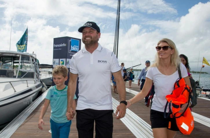 Le skipper Alex Thomson, accueilli par sa famille à son arrivé, à Pointe-à-Pitre, au terme de sa Route du Rhum, le 16 novembre 2018
