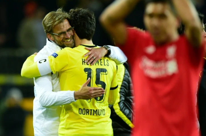 L'entraîneur de Liverpool Jürgen Klopp étreint son ancien défenseur à Dortmund Mats Hummels lors du quart de finale aller de l'Europa League opposant les deux équipes, le 7 avril 2016 à Dortmund