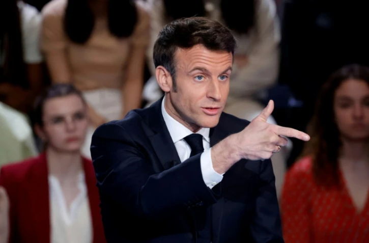 Le président Emmanuel Macron pendant l'émission "La France face a la guerre" diffusée sur TF1, à Saint-Denis, au nord de Paris, le 14 mars 2022