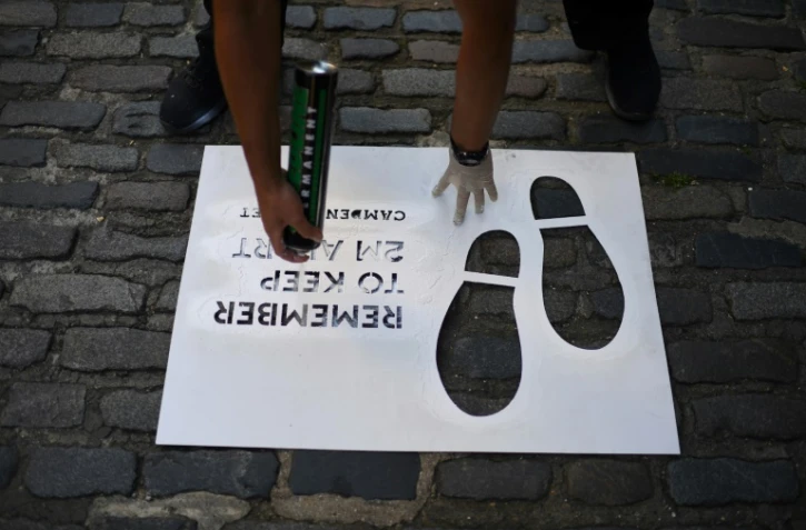 Marquage au sol pour faciliter la distanciation sociale sur le marché de Camden à Londres le 1er juin 2020