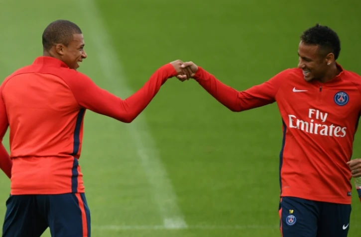 La jeune recrue parisienne Kylian Mbappé plaisante avec Neymar Jr, lors d'un entraînement du PSG au Camp des Loges, le 6 septembre 2017