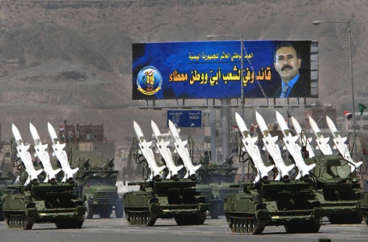 Des missiles anti-aérien lors d'un défilé à Sanaa, le 22 mai 2000