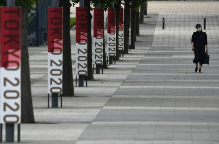 Les logos de Tokyo 2020 affichés dans une rue près du parc du bord de mer d'Odaiba, à Tokyo, le 7 juillet 2021