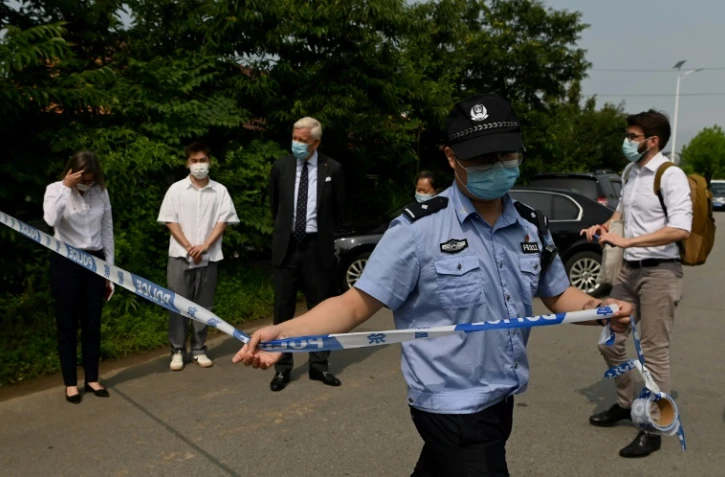 L'ambassadeur canadien Dominic Barton (3e gauche) arrive au centre de détention de Dandong où Michael Spavor est détenu, dans la province chinoise de Liaoning (nord-est), le 11 août 2021