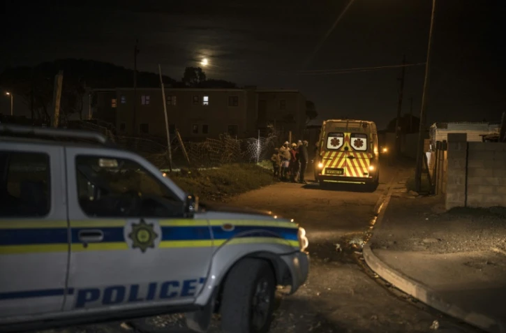 Un véhicule de police escorte des ambulanciers en intervention au township Philippi, près du Cap, le 15 avril 2025 en Afrique du Sud