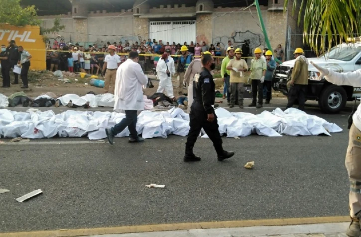 Les victimes de l'accident alignées sur le macadam, à Tuxtla Gutierrez le 9 décembre 2021