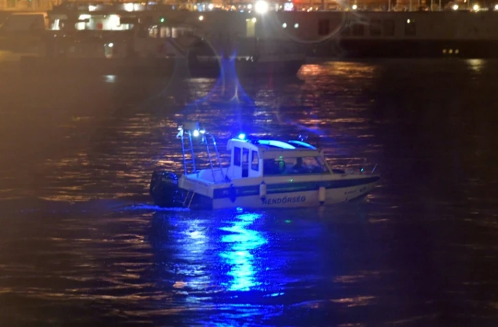 Un bateau de police participe aux recherches après le naufrage d'un bateau de touristes sud-coréens sur le Danube, à Budapest le 30 mai 2019